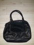 Черна кожена чанта с велурен орнамент с къси дръжки