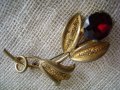 Брошка с позлата и червен камък, снимка 3