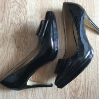 Лачени обувки на ток с панделка , снимка 2 - Дамски обувки на ток - 22001914