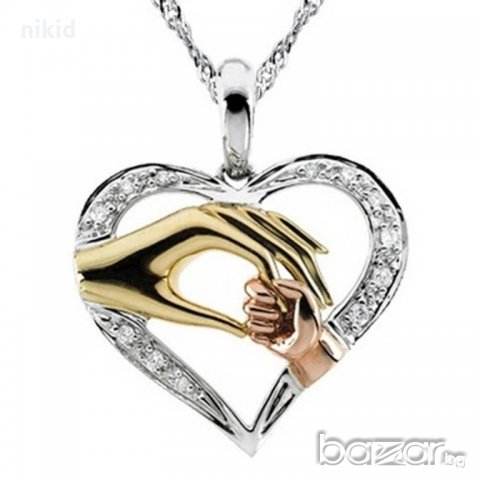 Подарък нежно дамско колие сърце с майчина и детска бебешка ръка микс сребърна баня и златиста, снимка 5 - Колиета, медальони, синджири - 18395747