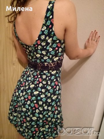 Рокля с цветя и дантела