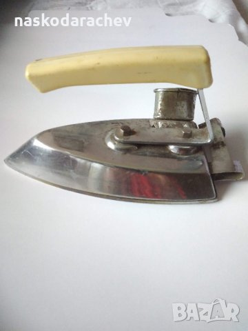 Стара малка ютия от 1981 г., снимка 3 - Антикварни и старинни предмети - 25553807