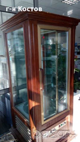 1. Луксозна ВТОРА УПОТРЕБА  витрина вертикална за торти  средно-температурна със дървен обков нюанс , снимка 1