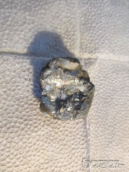 Красив минерал с божествени сребристи проблясъци -  за вашета колекция  , снимка 1