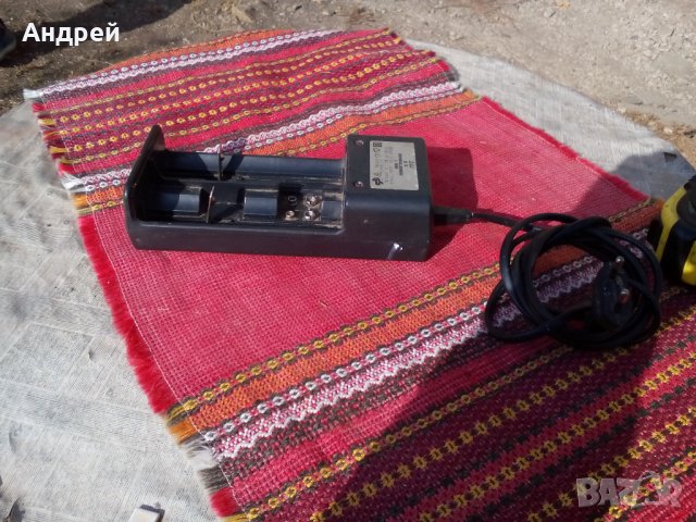 Старо зарядно за батерии, снимка 2 - Антикварни и старинни предмети - 23423360