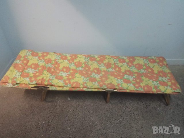 Продавам походно легло и два стола