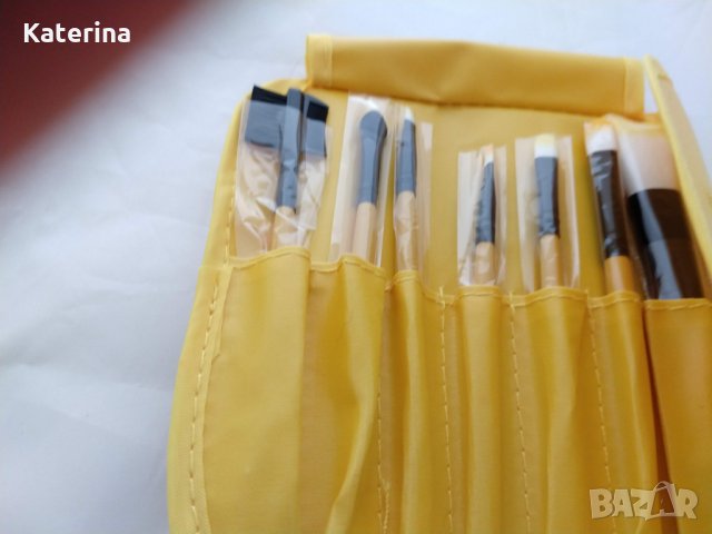 Несесер със 7 четки за грим с мек косъм