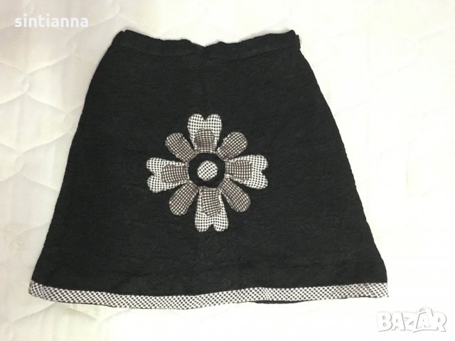 Черна пола с цвете 