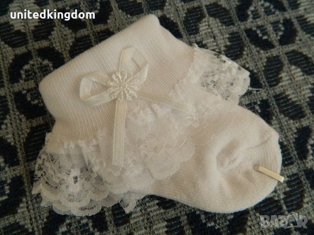 Чисто нови бели бебешки чорапки - много красиви и нежни