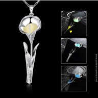 ФОСФОРЕСЦИРАЩА КАЛА – КОЛИЕ ЗА СВАТБА, ГОДЕЖ ИЛИ ПРОСТО ЗА ЖЕНАТА, КОЯТО ОБИЧА ЦВЕТЯТА, снимка 2 - Колиета, медальони, синджири - 14949855