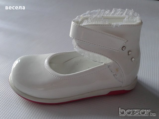  Бели, лачени обувки  за момиче, елегантни, ортопедични с лепенка, снимка 1 - Детски маратонки - 9767318