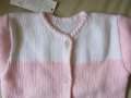 Прекрасна машинно плетена жилетка в бяло и розово размер 30, нова, снимка 6