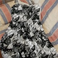 Красива рокля на volume one's, М, презрамки, цветя, бяло черна, снимка 1 - Рокли - 16333195
