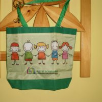 Детска чанта и цветни моливи, снимка 1 - Кенгура и ранички - 22171006