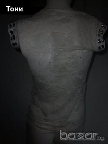 Бяла блуза с пайети и дантелен гръб 