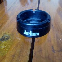 Стар пластмасов пепелник MARLBORO, снимка 1 - Антикварни и старинни предмети - 24157660