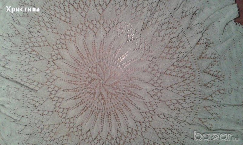красива ръчно плетена  покривка, снимка 1