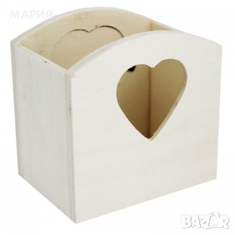 Малка дървена кутия подредена със сърцевидни изрезки
