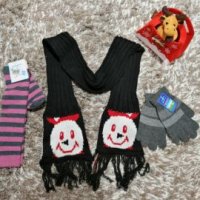 Нов комплект шал със снежен човек, ръкавички и чорапки-машинно плетиво , снимка 1 - Шапки, шалове и ръкавици - 23857145