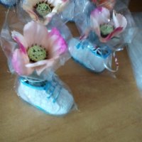 Гипсови обувки декорирани с цветя - подаръци за гости , снимка 2 - Изкуствени цветя - 25887971