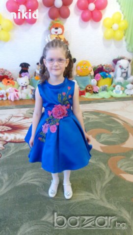 детска синя рокля с красива бродерия цвете и широка долна част, снимка 2 - Детски рокли и поли - 15888874