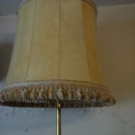 Лампа - стара с кожен абажур и реснички , снимка 1 - Антикварни и старинни предмети - 17534192
