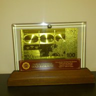 Банкноти 100 евро златни банкноти в стъклена поставка и масивно дърво + Сертификат, снимка 1 - Нумизматика и бонистика - 8634363