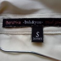 Блуза бяла Bershka, размер S, с дълъг ръкав и джобче, снимка 4 - Ризи - 24446310