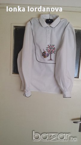 Блуза с бродерия, размер М-Л, снимка 1 - Блузи с дълъг ръкав и пуловери - 18422748