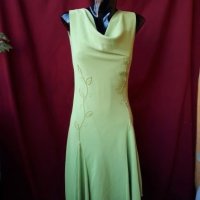 Електриково зелена рокля с мъниста М/Л, снимка 1 - Рокли - 22460487