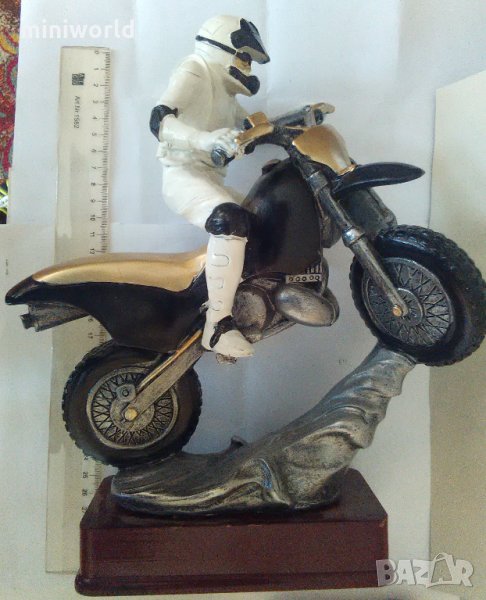 Статуя смолна, височина 28 см ширина на основата 15 см., снимка 1