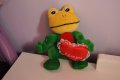  Плюшена играчка зелена жаба със сърце-013