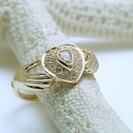 златен пръстен, годежен, РЪЦЕ ДЪРЖАТ СЪРЦЕ - 2.05 грама, размер 53 , снимка 1 - Пръстени - 17294606