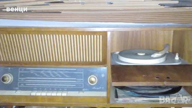 Радио громофон с доста стари плочи  само за ценители, снимка 1 - Антикварни и старинни предмети - 24437311