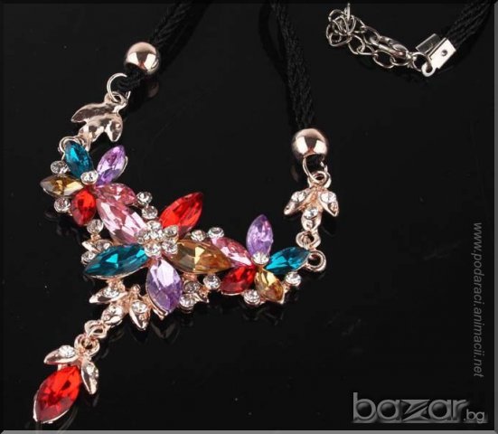 КОЛИЕ С ЦВЕТЯ ОТ АВСТРИЙСКИ КРИСТАЛИ И  18 К ПОПЪЛНЕНО ЗЛАТО, снимка 3 - Колиета, медальони, синджири - 7083524
