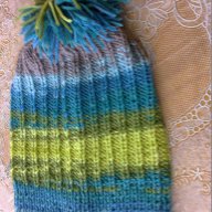 Ръчно плетена шапка с понпон , снимка 10 - Шапки - 13393243