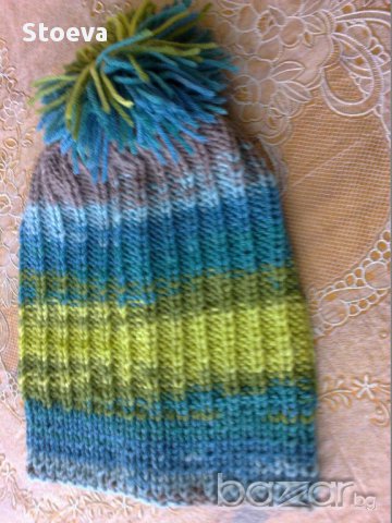 Ръчно плетена шапка с понпон , снимка 10 - Шапки - 13393243