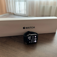 Apple Watch SE - 44mm Space Black Alu Black Sport Band GPS, снимка 1 - Смарт гривни - 44597014