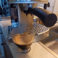 Кафе машина Делонги с ръкохватка с крема диск, работи отлично и прави хубаво кафе с каймак , снимка 2 - Кафемашини - 37718428