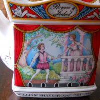 колекционерски порцеланов чайник "Ромео и Жулиета" - Англия, снимка 2 - Антикварни и старинни предмети - 39999494