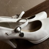 Бели токчета, снимка 1 - Дамски обувки на ток - 42422253