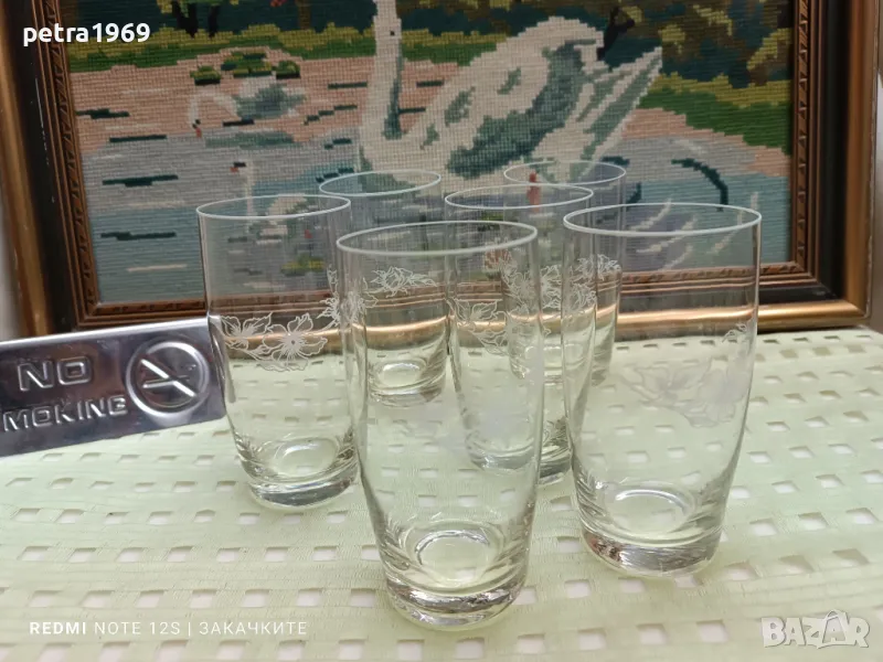 Стъклени ретро чаши с бяло цвете и бял кант по гърлото, снимка 1