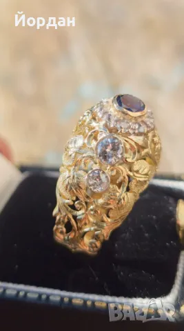   Златен дамски пръстен със натурални скъпоценни камъни