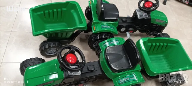 Детски трактор с педали и ремарке.