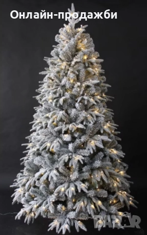 Коледна елха с вградени лампички по връхчетата