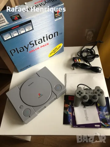Playstation SCPH-5552 + Dualshock Джойстик в оригинална кутия с ръководства.