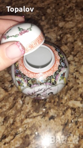 Винтидж ваза от порцелан с маркировка на Lotus Blooms Brand Porcelain, снимка 2 - Сервизи - 38955366