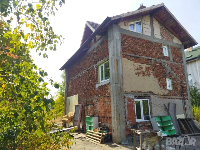 Продава къща близо до гр.София с 1 дк.двор 