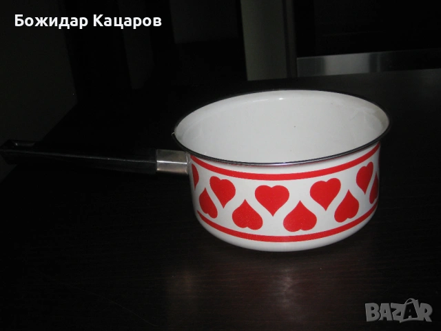 Нова,   емайлирана, не ползвана касерола, произведена през соца. Цена- 14 евро. Пращам по куриер. За