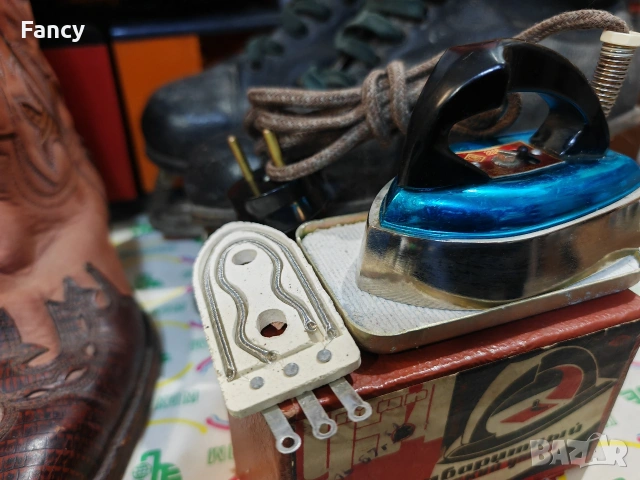 Стара мини ютия 1967 г, снимка 3 - Антикварни и старинни предмети - 53329166